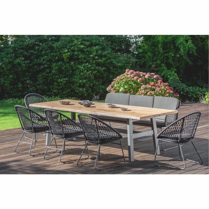 Niehoff "Tavo" Gartentisch, Gestell Aluminium anthrazit, Tischplatte Teakholz mit Baumkante mit Stuhl "Kuta" und Bank "Kubu"