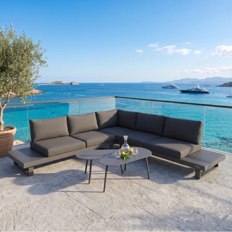 Jati&Kebon "Livio" Loungeset 2-tlg., Aluminium Eisengrau, Kissen Natté Sooty mit Kaffeetisch-Set "Amazone" (Bild KI-generiert)