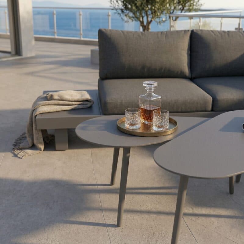 Jati&Kebon "Livio" Loungeset 2-tlg., Aluminium Eisengrau, Kissen Natté Sooty mit Kaffeetisch-Set "Amazone" (Bild KI-generiert)