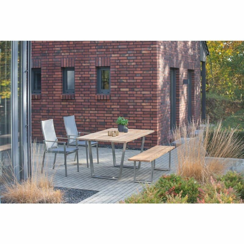 Niehoff "Scalea Flex" Hochlehner, Gestell Edelstahl gebürstet, Textilen silbergrau, Teakarmlehnen mit Tisch "Noah" und Bank "Nemo"