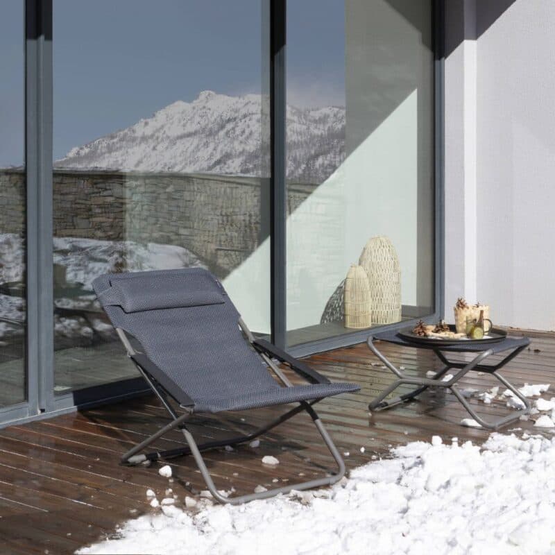 Lafuma Hocker "Next" und "Transabed" Liegestuhl, Stahl titane, Textilene BeComfort® dark grey © LAFUMA MOBILIER - Pierrick Verny