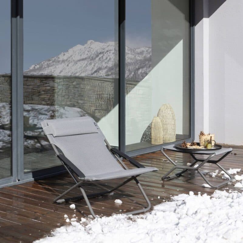 Lafuma Hocker "Next" und "Transabed" Liegestuhl, Stahl titane, Textilene BeComfort® silver © LAFUMA MOBILIER - Pierrick Verny