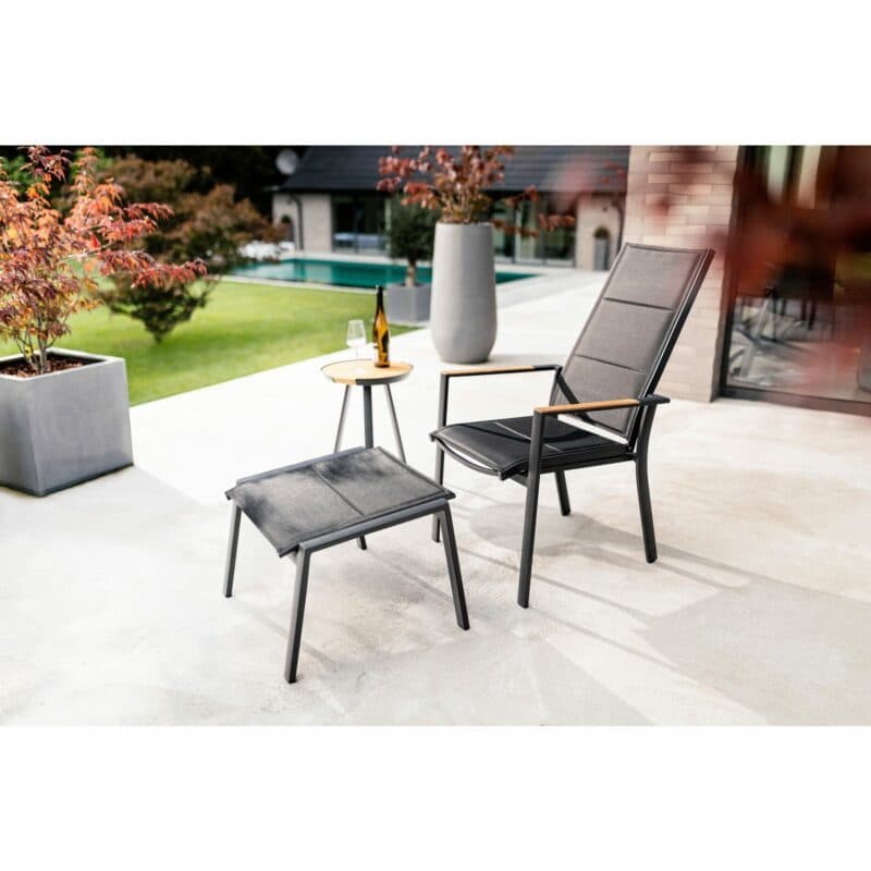 Niehoff "Palos Plus" Hochlehner gepolstert & verstellbar, Gestell Aluminium anthrazit, Textilen schwarz, Teakarmlehnen mit Hocker "Palos"