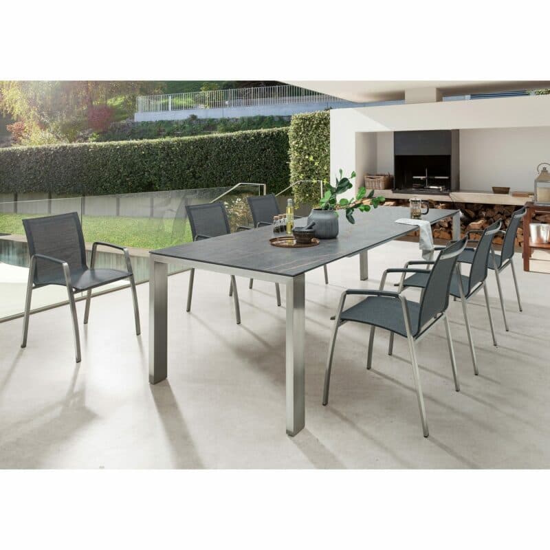 SIT Mobilia "Olympia Oslo" Gartenttisch, Gestell Edelstahl gebürstet, Tischplatte Dekton Laurent, Stuhl "Tinto"