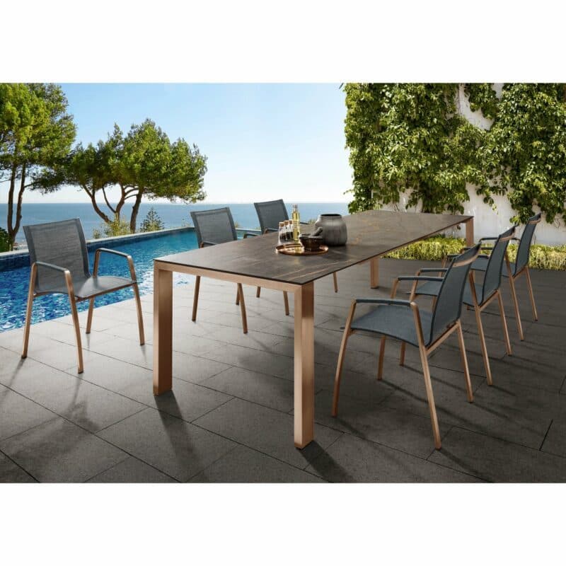 SIT Mobilia "Tinto Cobre" Stapelsessel mit "Olympia Oslo Cobre" Gartentisch, Gestelle Edelstahl Kupfer verchromt, Sitzfläche Batyline® Eden black, Tischplatte Dekton Laurent