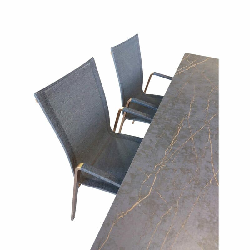 SIT Mobilia "Tinto Cobre" Stapelsessel hoch, Gestell Edelstahl Kupfer verchromt, Sitzfläche Batyline® Eden black, "Olympia Oslo Cobre" Gartentisch mit Tischplatte Dekton Laurent