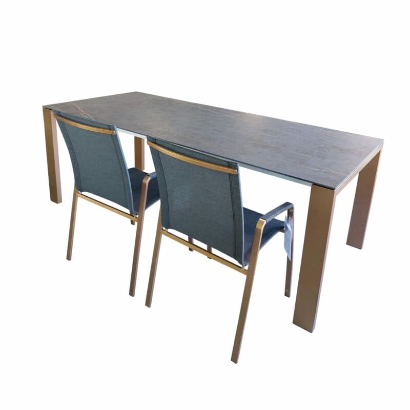 SIT Mobilia "Tinto Cobre" Stapelsessel hoch, Gestell Edelstahl Kupfer verchromt, Sitzfläche Batyline® Eden black, "Olympia Oslo Cobre" Gartentisch mit Tischplatte Dekton Laurent