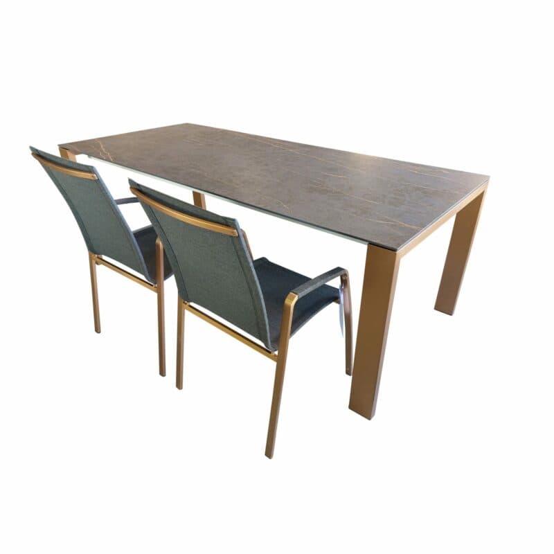 SIT Mobilia "Tinto Cobre" Stapelsessel hoch, Gestell Edelstahl Kupfer verchromt, Sitzfläche Batyline® Eden black, "Olympia Oslo Cobre" Gartentisch mit Tischplatte Dekton Laurent