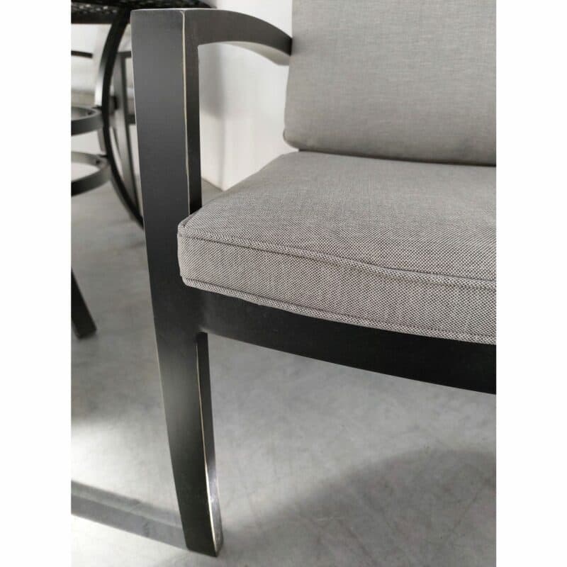Hartman "Rosario" Diningsessel, Gestell Aluminium-Guss riven grey, Kissen light grey, Detail Gestell im Vintage Look