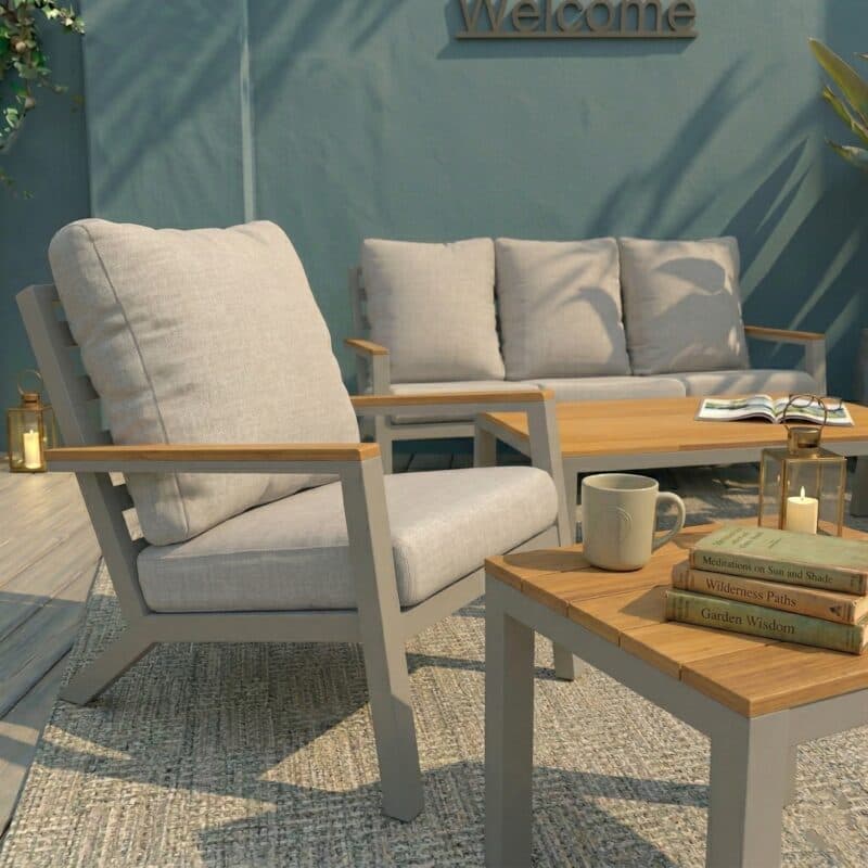 Lesli Living "Donnan" Lounge, Gestelle Aluminium matt beige, Kissen beige, Tischplatten/Armlehnen Bambus (Bild KI-generiert)