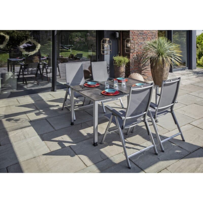 Kettler "Cirrus" Silver-Line Multipositionssessel, Gestell Aluminium silber, Sitz Textilgewebe anthrazit-grau, Armlehnen Kunststoff mit "Cubic" Gartentisch, Tischplatte HPL