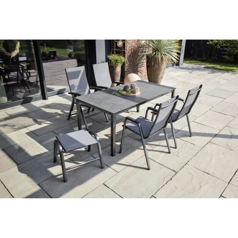 Kettler "Cirrus" Silver-Line Stapel- und Multipositionssessel, Gestell Aluminium anthrazit, Sitz Textilgewebe anthrazit-grau, Armlehnen Kunststoff mit Hocker und "Cubic" Gartentisch, Tischplatte HPL