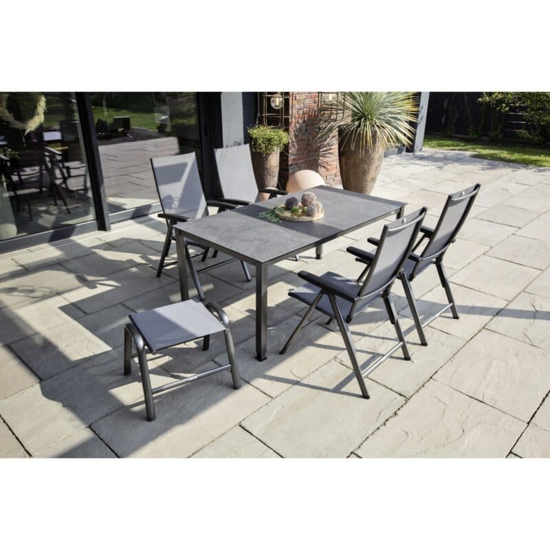 Kettler "Cirrus" Silver-Line Multipositionssessel, Gestell Aluminium anthrazit, Sitz Textilgewebe anthrazit-grau, Armlehnen Kunststoff mit Hocker und "Cubic" Gartentisch, TIschplatte HPL