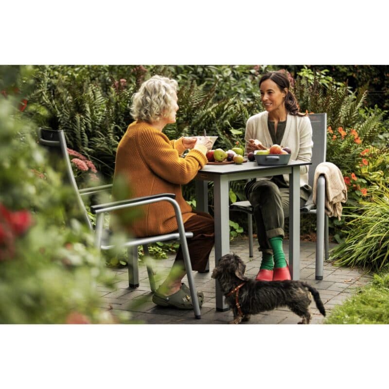 Kettler "Cirrus" Stapelsessel, Gestell Aluminium silber, Sitz Textilgewebe anthrazit-grau, Armlehnen Kunststoff mit Gartentisch Cubic, Aluminium silber, HPL-Platte, 95x70 cm