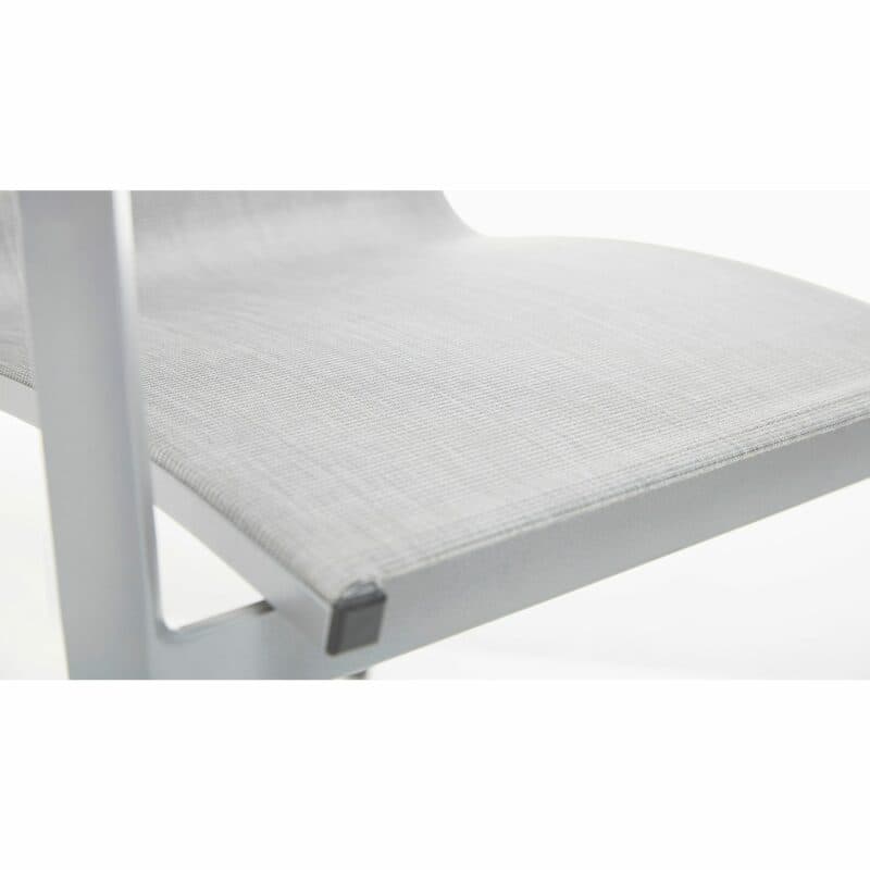 Kettler "Diamond" Stapelsessel, hohe Rückenlehne, Gestell Aluminium silber, Sitzfläche Textilgewebe hellgrau, Armlehnen Teak