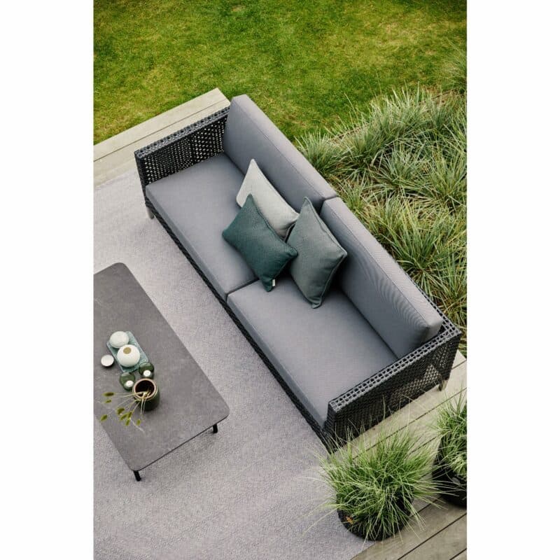Cane-line "Connect" Loungesofa, "Twist" Loungetisch und "Dot" Outdoor-Teppich multicolour