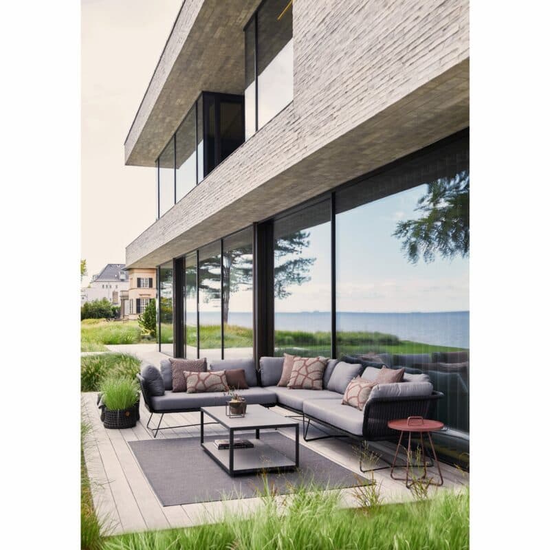 Cane-line "Horizon" Loungegruppe, "Level" Kaffeetisch und "Circle" Outdoor-Teppich