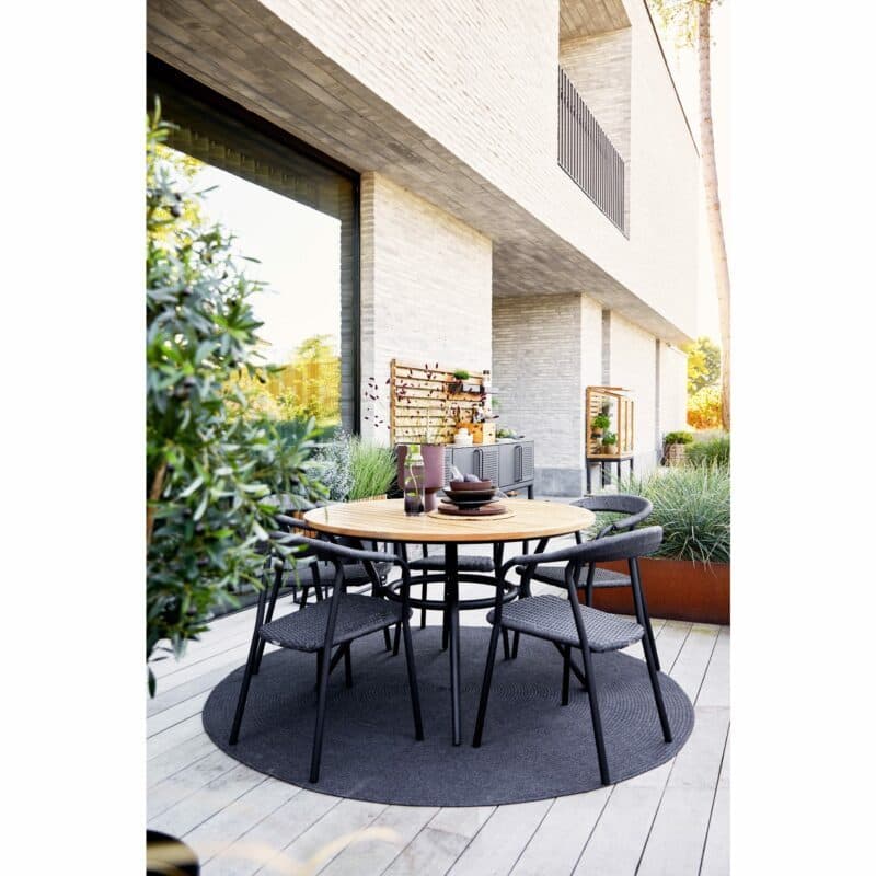 Cane-line "Joy" Gartentisch, "Noble" Gartenstuhl" und "Circle" Outdoor-Teppich dunkelgrau