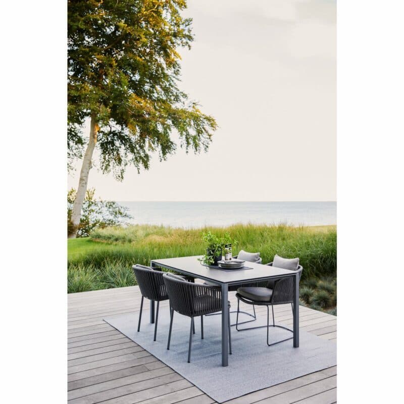 Cane-line "Moments" Gartenstuhl, "Pure" Gartentisch und "Dot" Outdoor-Teppich multicolour