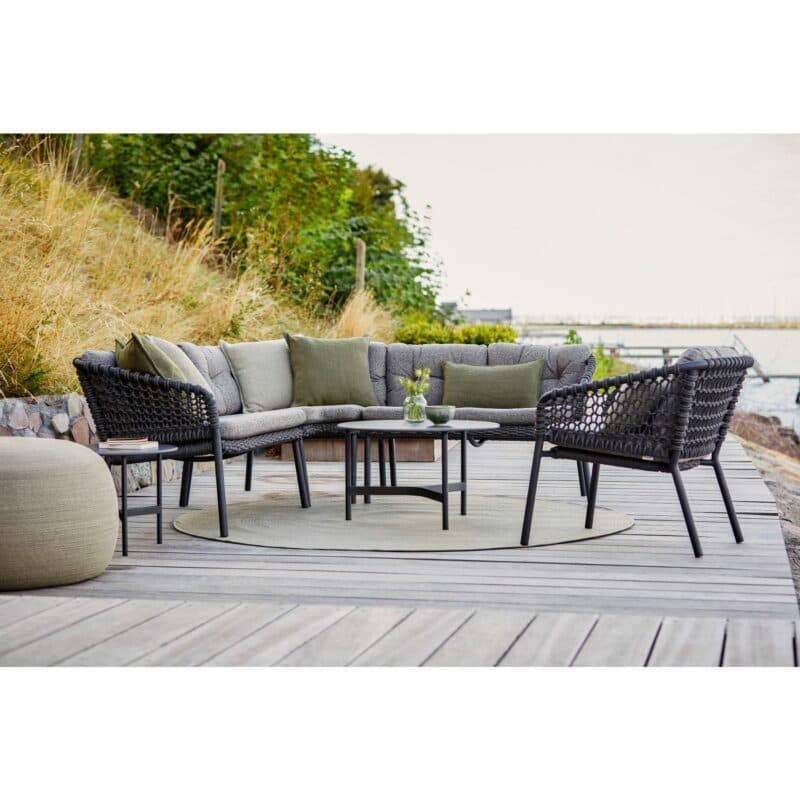 Cane-line "Ocean" Loungegruppe, "Twist" Loungetisch und "Circle" Outdoor-Teppich dunkelgrün