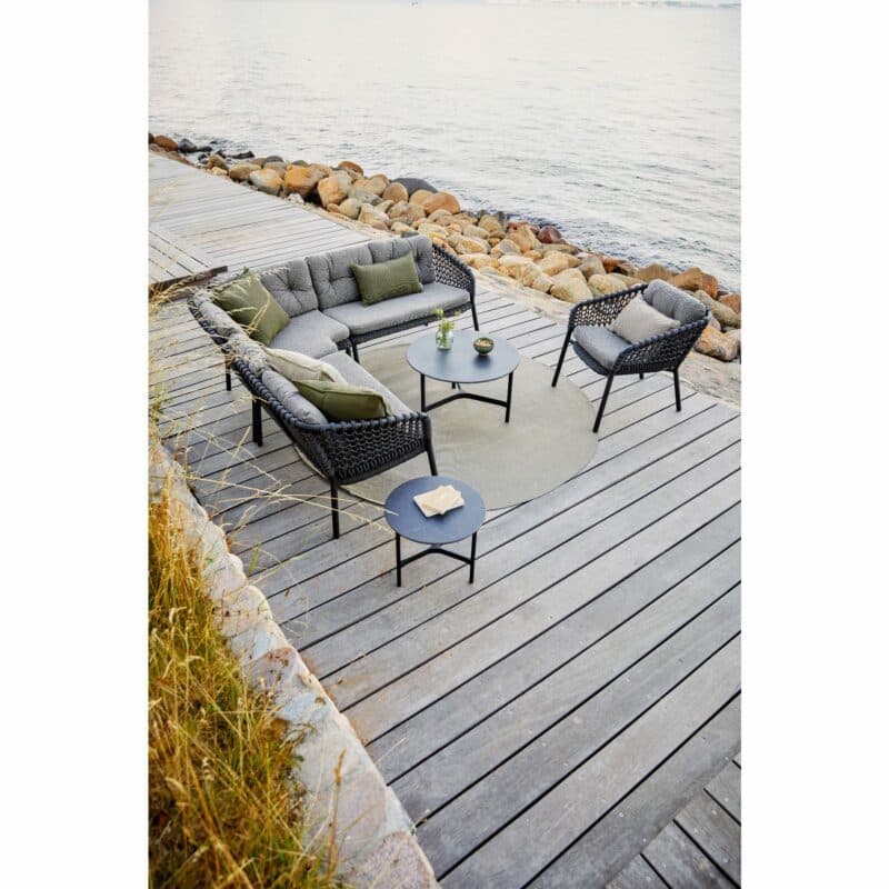 Cane-line "Ocean" Loungegruppe, "Twist" Loungetisch und "Circle" Outdoor-Teppich dunkelgrün