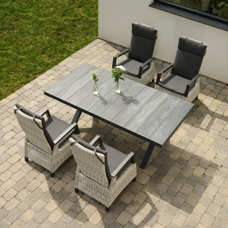 Siena Garden "Corido/Sincro" Gartenmöbel-Set mit verstellbarem Diningsessel und Ausziehtisch, Polyrattan ice grey, Auflage anthrazit, Tischplatte Keramik wood grey 200/260x100 cm