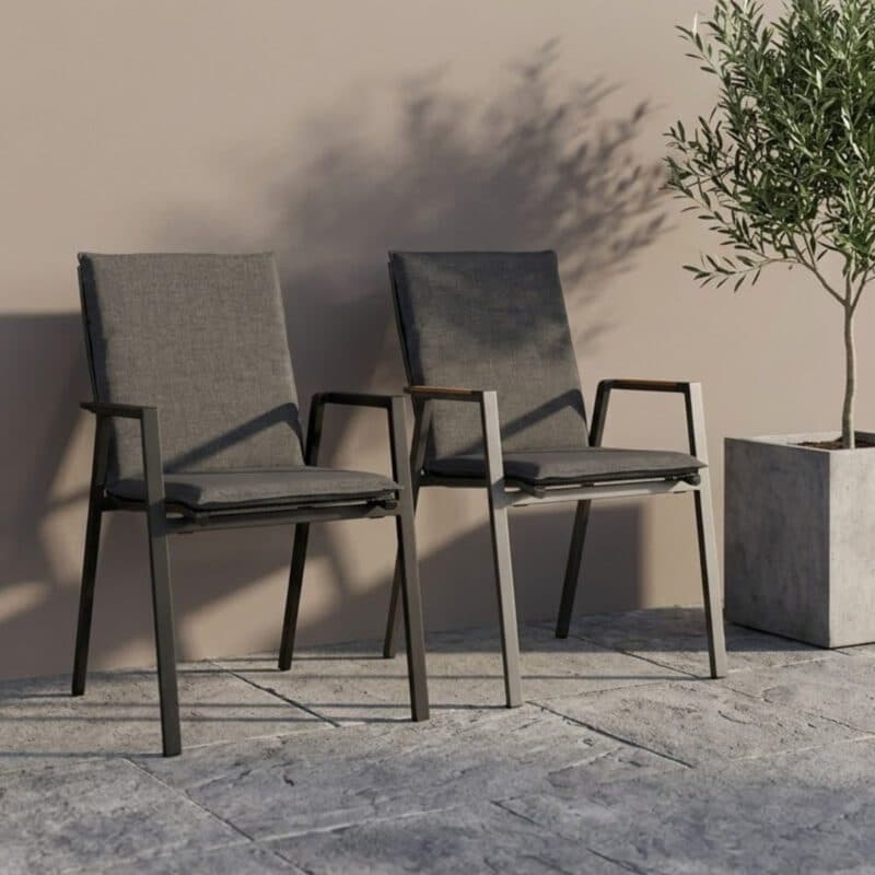 Lesli Living "Tarragona Negro" Stapelstuhl, Armlehnen Teak & Alu, Auflage anthrazit, separat erhältlich (Bild KI-generiert)