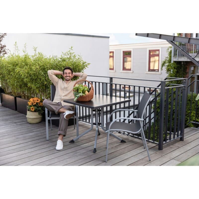 Kettler "Tampa" Stapelsessel, Aluminium silber, Bespannung Textilen anthrazit mit "Boulevard" Klapptisch