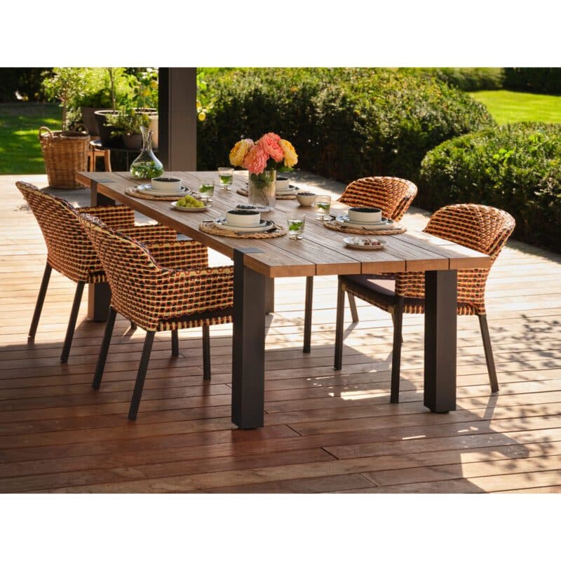 Hartman "Esmee" Gartentisch mit "Kelly" Diningsessel, Gestell Aluminium carbon black, Sitzfläche Polyrattan Coral red, Tischplatte Teak