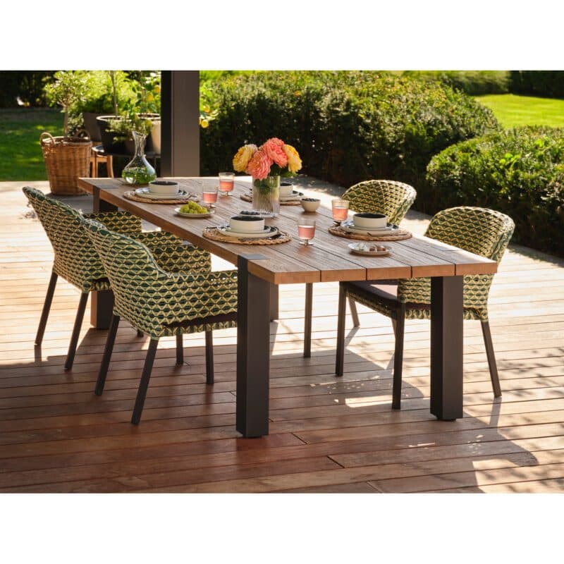 Hartman "Esmee" Gartentisch mit "Kelly" Diningsessel, Gestell Aluminium carbon black, Sitzfläche Polyrattan Emerald green, Tischplatte Teak