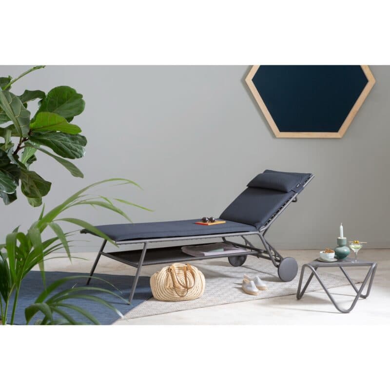 Lafuma Sonnenliege "Miami II BeComfort®" in Komforthöhe, Gestell Stahl titane, Liegefläche BeComfort® dark grey © LAFUMA MOBILIER - Pierrick Verny
