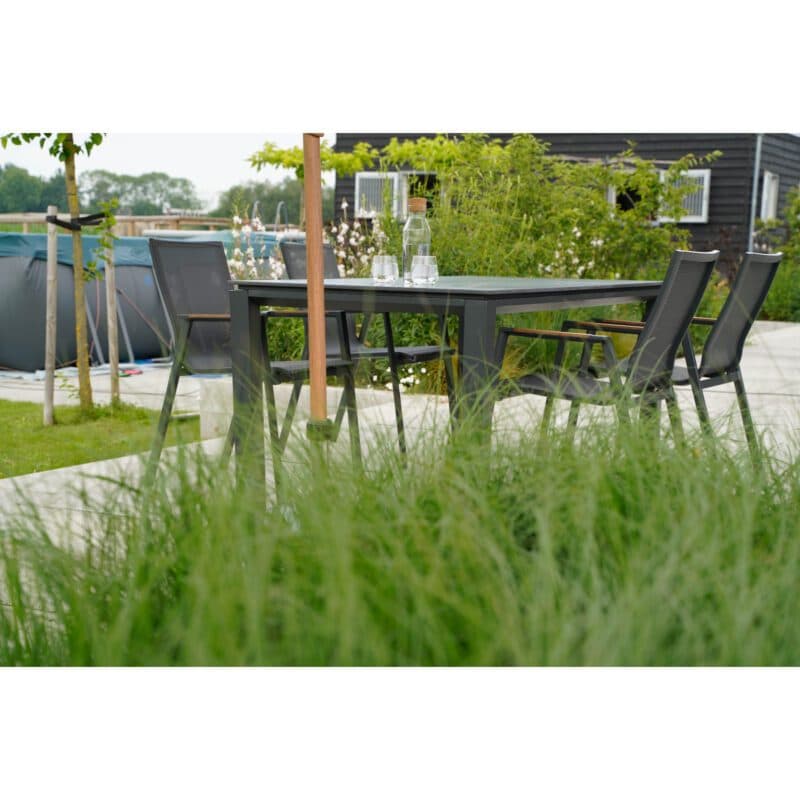 Lesli Living "Tarragona Negro" Stapelstuhl, Gestell Aluminium charcoal, Sitzfläche Textilen schwarz-grau, Armlehnen Teak