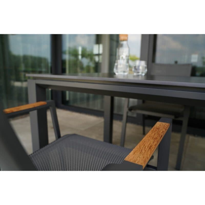 Lesli Living "Tarragona Negro" Stapelstuhl, Gestell Aluminium charcoal, Sitzfläche Textilen schwarz-grau, Armlehnen Teak