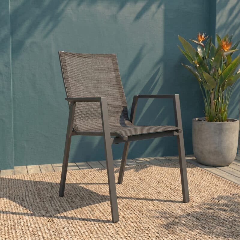Lesli Living "Tarragona Negro" Stapelstuhl, Gestell Aluminium charcoal, Sitzfläche Textilen schwarz-grau, Armlehnen Aluminium (Bild KI-generiert)