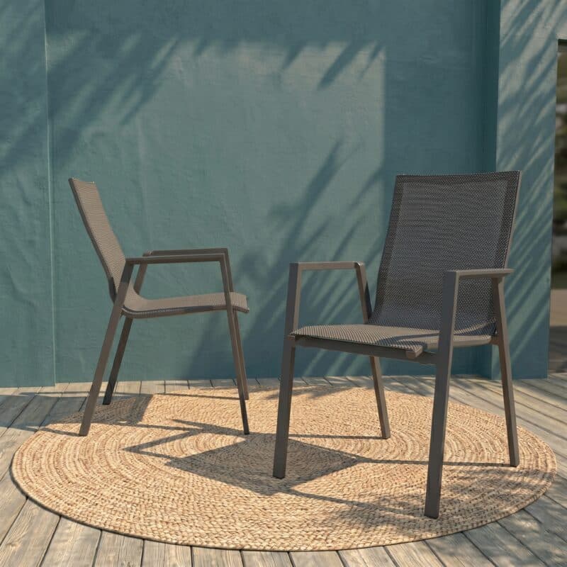 Lesli Living "Tarragona Negro" Stapelstuhl, Gestell Aluminium charcoal, Sitzfläche Textilen schwarz-grau, Armlehnen Aluminium (Bild KI-generiert)
