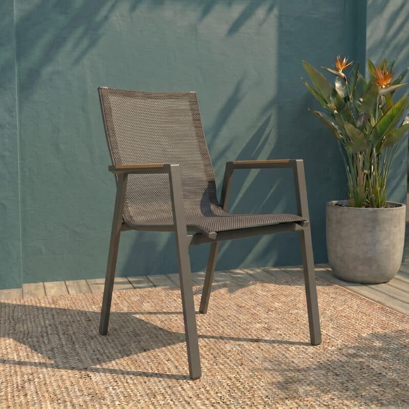 Lesli Living "Tarragona Negro" Stapelstuhl, Gestell Aluminium charcoal, Sitzfläche Textilen schwarz-grau, Armlehnen Teak (Bild KI-generiert)