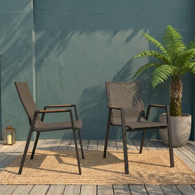 Lesli Living "Tarragona Negro" Stapelstuhl, Gestell Aluminium charcoal, Sitzfläche Textilen schwarz-grau, Armlehnen Teak (Bild KI-generiert)