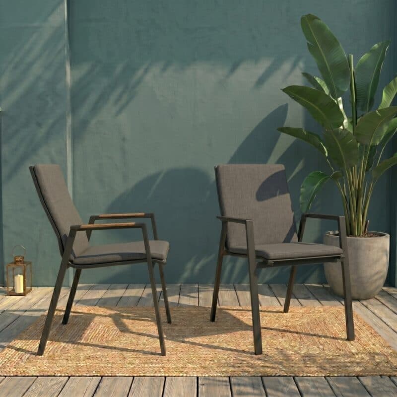 Lesli Living "Tarragona Negro" Stapelstuhl, Armlehnen Teak & Alu, Auflage anthrazit, separat erhältlich (Bild KI-generiert)