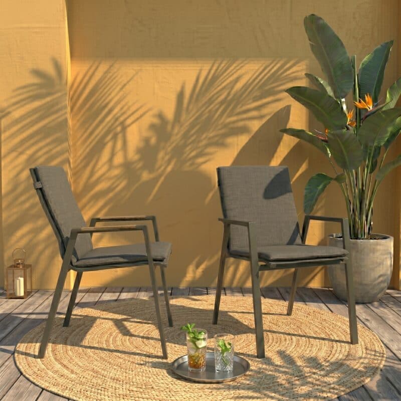 Lesli Living "Tarragona Negro" Stapelstuhl, Armlehnen Teak & Alu, Auflage anthrazit, separat erhältlich (Bild KI-generiert)