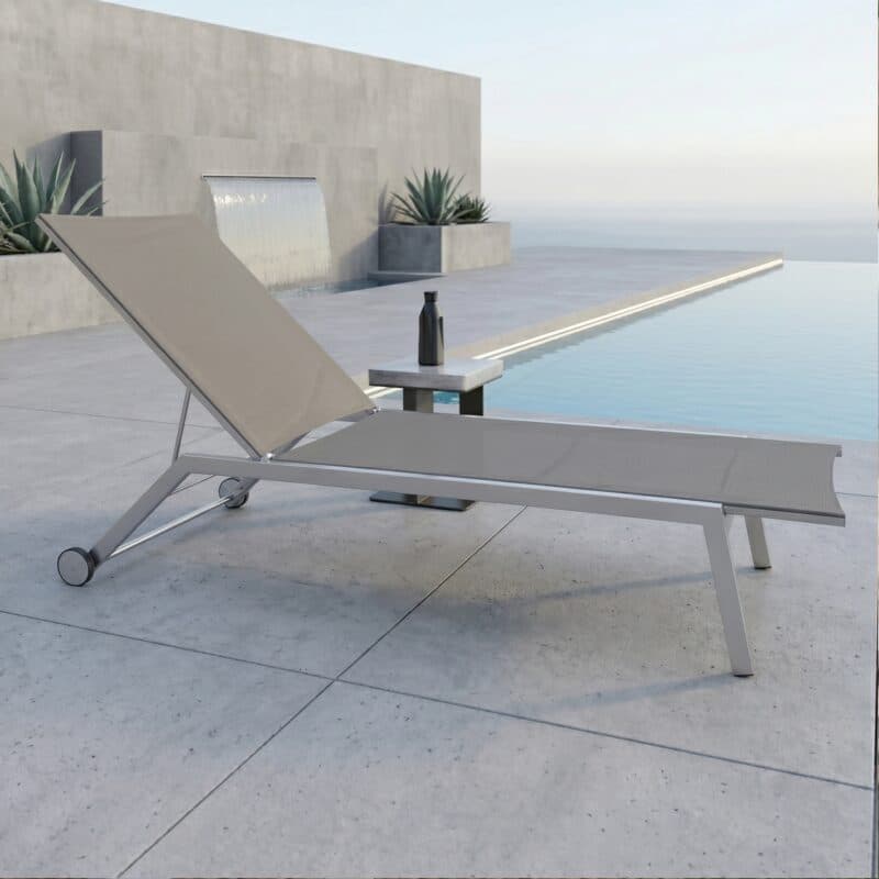 Jati&Kebon "Hydra" Sonnenliege, Gestell Edelstahl, Textilgewebe taupe (Bild KI-generiert)