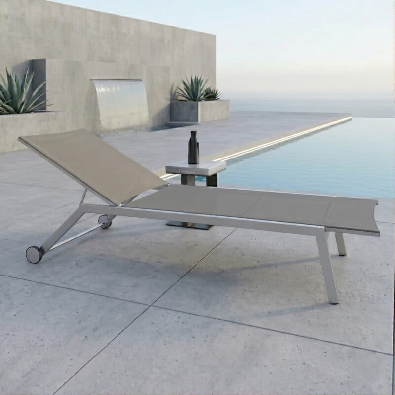 Jati&Kebon "Hydra" Sonnenliege, Gestell Edelstahl, Textilgewebe taupe (Bild KI-generiert)