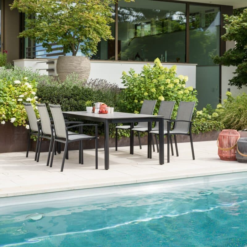 Stern Gartentisch Penta in 220x100cm, Gestell Aluminium schwarz matt, Tischplatte HPL Slate Stone, hier mit Stapelsessel Evoee schwarz matt, Textilgewebe Leinen grau