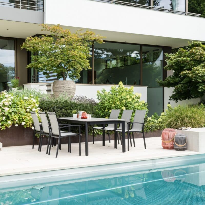 Stern Gartentisch Penta in 220x100cm, Gestell Aluminium schwarz matt, Tischplatte HPL Slate Stone, hier mit Stapelsessel Evoee schwarz matt, Textilgewebe Leinen grau