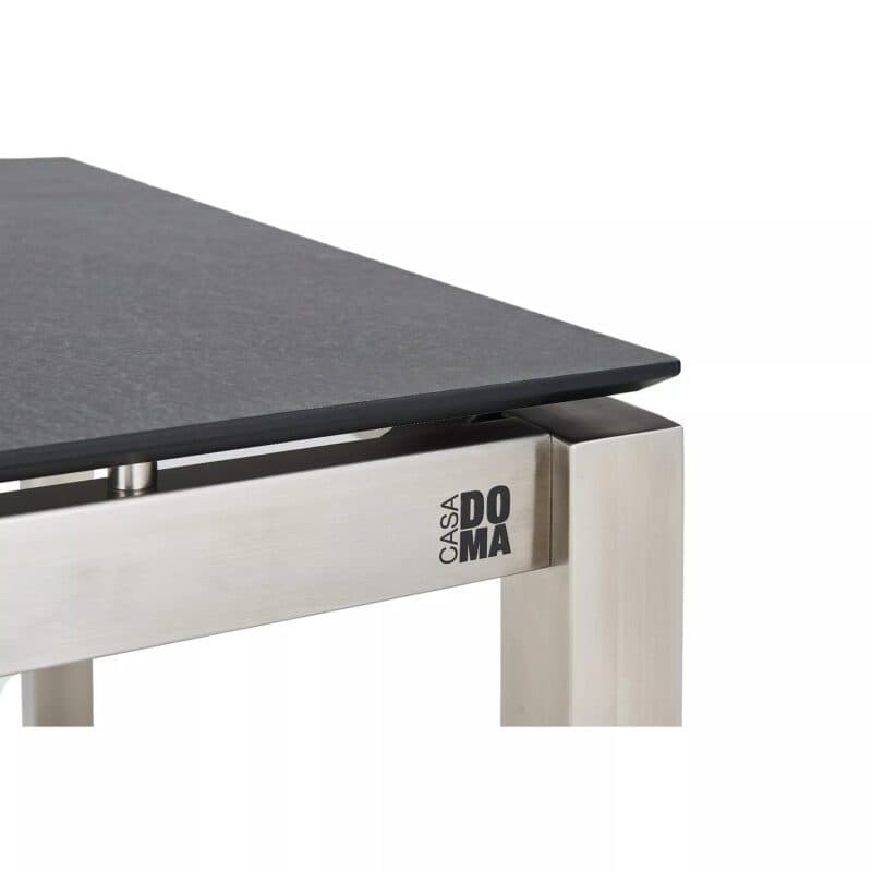 CASA DOMA "Carini" Gartentisch, Gestell Edelstahl gebürstet, Tischplatte HPL Scivaro Schiefer, mit Abstandhalter & Schweizer Kante (Bild: KI-generiert)