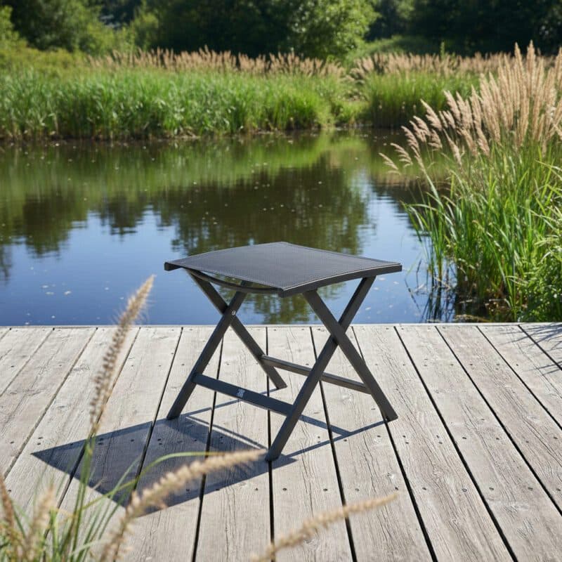 CASA DOMA "Mineo" Fußhocker, Edelstahl anthrazit, Sitz Sunproof® Sling schwarz/silber (Bild KI-generiert)