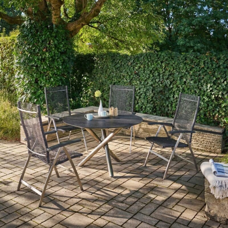 CASA DOMA "Mineo/Perano", Edelstahl mit Sitzfläche Rope anthrazit, Armlehnen Alu, Tischplatte HPL Scivaro Schiefer (Bild KI-generiert)