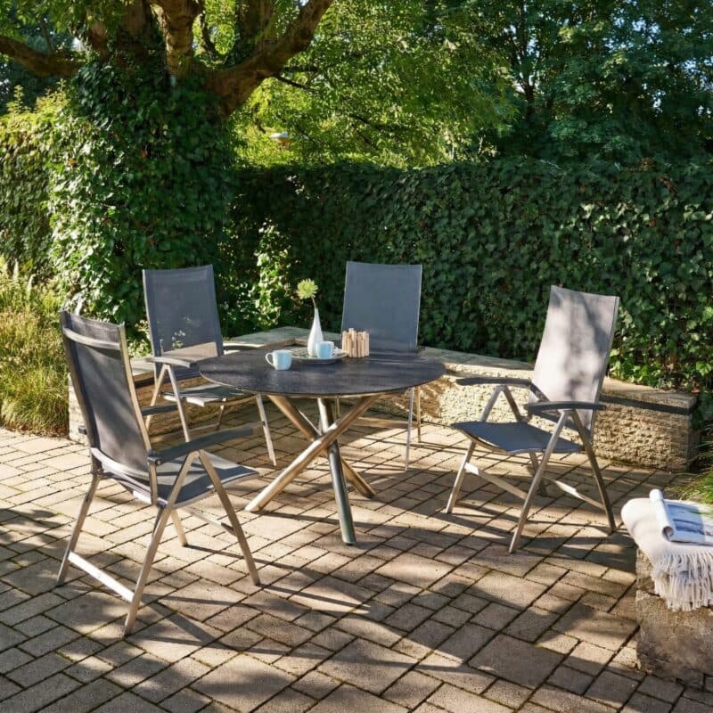 CASA DOMA "Mineo/Perano", Edelstahl mit Sitzfläche Sunproof® Sling schwarz/silber, Armlehnen Alu, Tischplatte HPL Scivaro Schiefer (Bild KI-generiert)