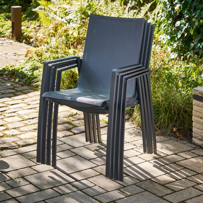 CASA DOMA "Mineo" Stapelstuhl, Gestell Edelstahl anthrazit, Sitzfläche Textilgewebe Sunproof® Sling schwarz/silber, Armlehnen Aluminium schwarz