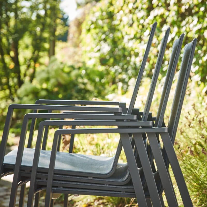 CASA DOMA "Mineo" Stapelstuhl, Gestell Edelstahl anthrazit, Sitzfläche Textilgewebe Sunproof® Sling schwarz/silber, Armlehnen Aluminium schwarz