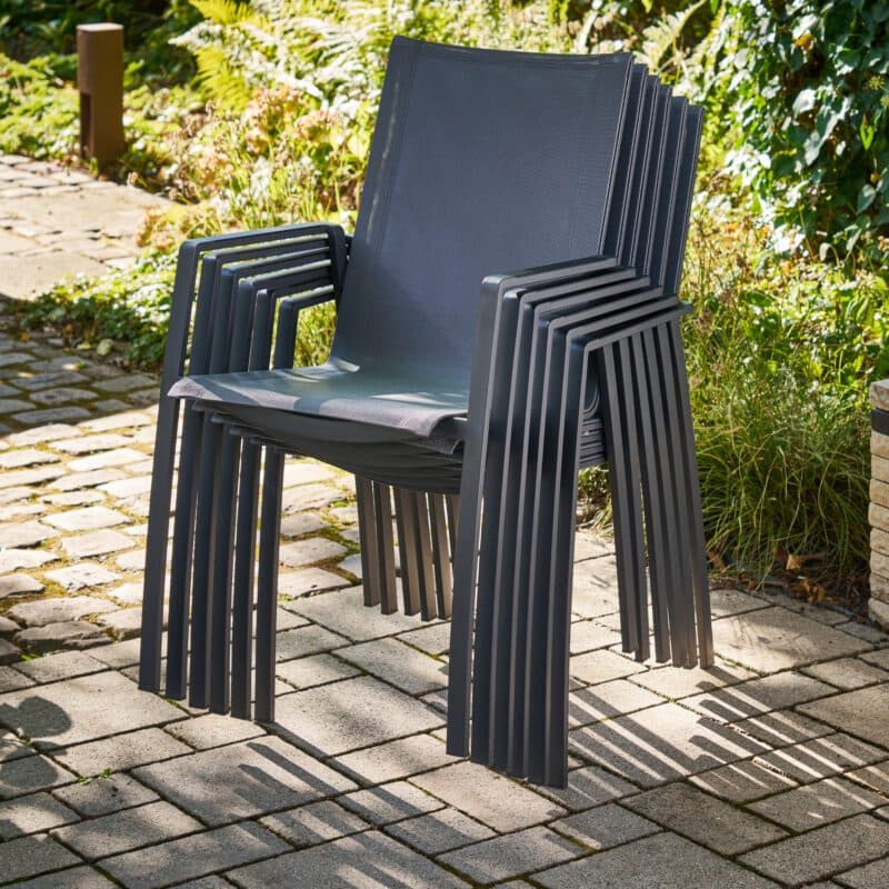 CASA DOMA "Mineo" Stapelstuhl, Gestell Edelstahl anthrazit, Sitzfläche Textilgewebe Sunproof® Sling schwarz/silber, Armlehnen Aluminium schwarz